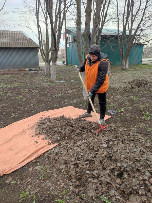 Коммунальщики Снежного продолжают благоустраивать территории общего пользования Коммунальщики Снежного продолжают благоустраивать территории общего пользования