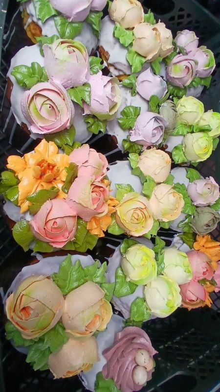 В Снежном прошла ярмарка. 3 апреля в городском округе традиционно развернулись прилавки с товарами от местных производителей и предпринимателей Донецка, Макеевки, Харцызска, Тореза, Таганрога и других населенных пунктов