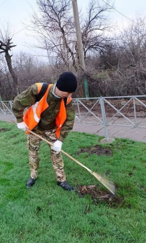 Коммунальщики Снежного продолжают благоустраивать территории общего пользования Коммунальщики Снежного продолжают благоустраивать территории общего пользования