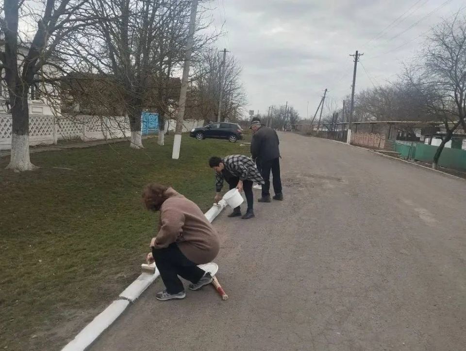 Василий Овчаров: Во исполнение поручений Главы ДНР Дениса Пушилина в рамках проведения двухмесячника по благоустройству жители нашего округа продолжают принимать участие в субботниках