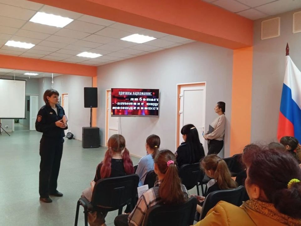 В Светлодарске прошла профилактическая встреча с молодежью по противодействию наркомании В Светлодарске прошла профилактическая встреча с молодежью по противодействию наркомании