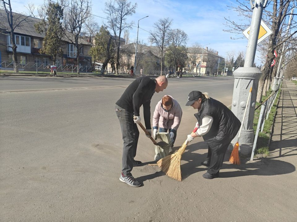 В Снежном состоялся первый общегородской субботник В Снежном состоялся первый общегородской субботник