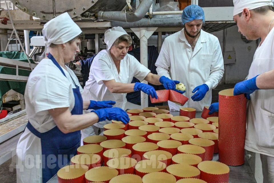 «Чтобы всегда всем было вкусно»: в Донецке испекли партию пасхальных куличей для военнослужащих «Чтобы всегда всем было вкусно»: в Донецке испекли партию пасхальных куличей для военнослужащих