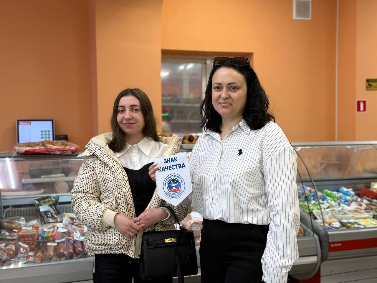 Народный Контроль наградил магазин "Марина" за безупречную работу во всем округе Народный Контроль наградил магазин "Марина" за безупречную работу во всем округе