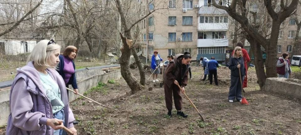 В г.о. Торез состоялся общегородской субботник В г.о. Торез состоялся общегородской субботник