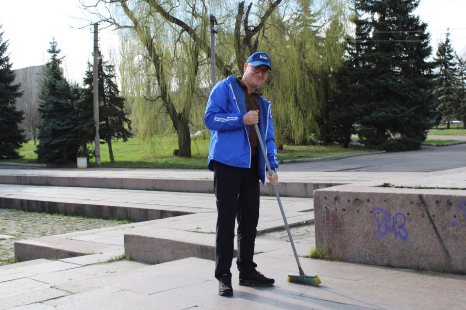 Сегодня, 4 апреля 2026 года, депутаты Горловского городского совета и работники Аппарата Горловского городского совета Донецкой Народной Республики приняли активное участие в весеннем субботнике Сегодня, 4 апреля 2026 года, депутаты Горловского городского совета и работники Аппарата Горловского городского совета Донецкой Народной Республики приняли активное участие в весеннем субботнике