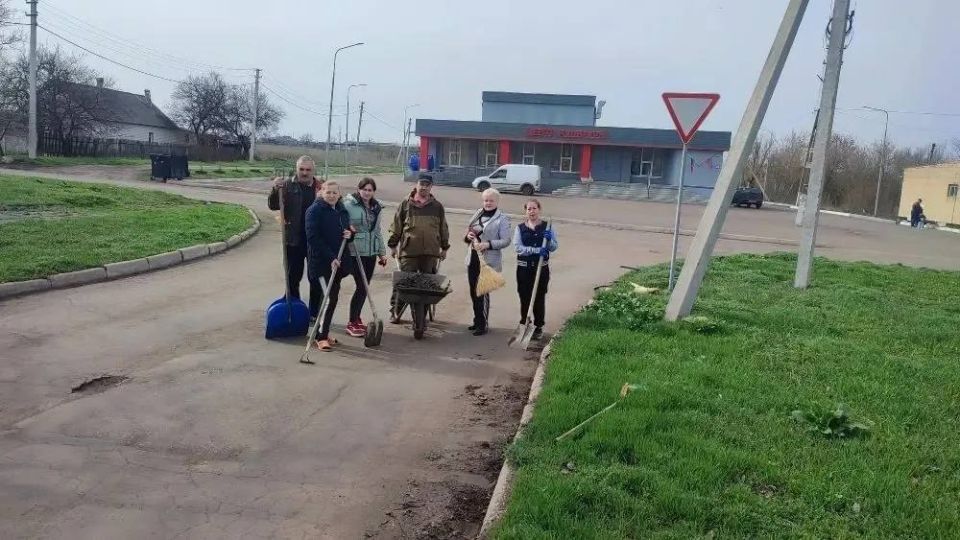 Сегодня, 04 апреля, в рамкам проекта Единой России «Городская среда» сотрудники Моспинского территориального управления администрации городского округа Донецк очистили от листвы и случайного мусора общественную территорию от... Сегодня, 04 апреля, в рамкам проекта Единой России «Городская среда» сотрудники Моспинского территориального управления администрации городского округа Донецк очистили от листвы и случайного мусора общественную территорию от...