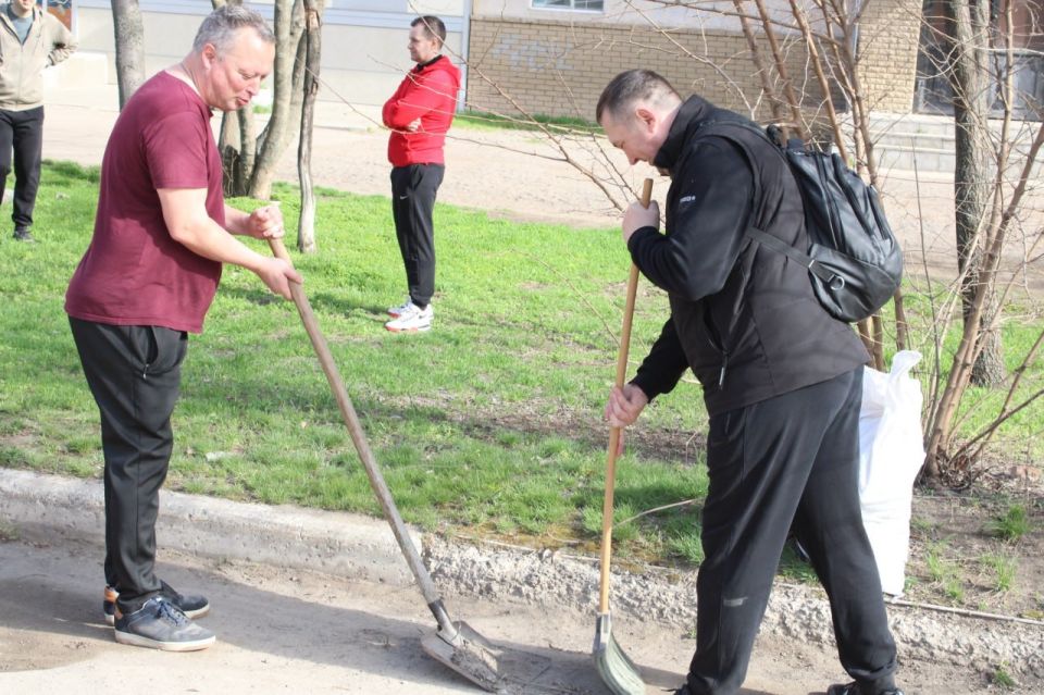 В Горловке проведен очередной субботник В Горловке проведен очередной субботник
