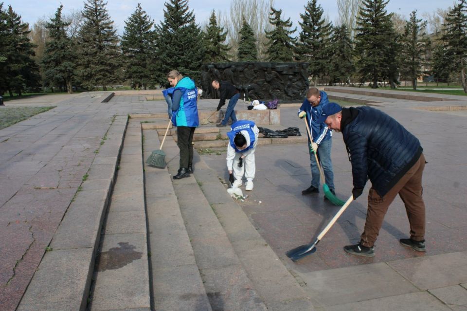 Сегодня, 4 апреля 2026 года, депутаты Горловского городского совета и работники Аппарата Горловского городского совета Донецкой Народной Республики приняли активное участие в весеннем субботнике Сегодня, 4 апреля 2026 года, депутаты Горловского городского совета и работники Аппарата Горловского городского совета Донецкой Народной Республики приняли активное участие в весеннем субботнике