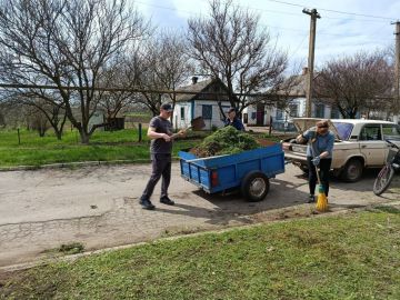 4 апреля жители пгт Володарское, ул. Ленина, д.15 и жители с. Новоянисоль, организовали работы по благоустройству своих территорий проведя субботник