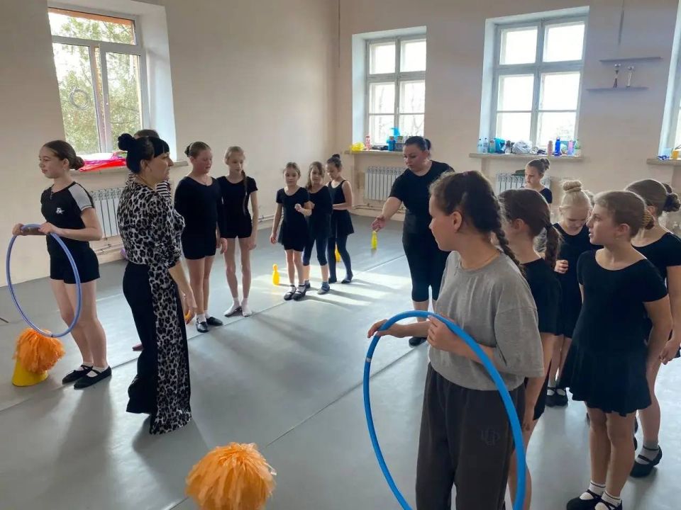 Сегодня, 4 апреля, во Дворце культуры города Зугрэса прошла игровая развлекательная программа «Неразлучные друзья - спорт, мой друг и я» Сегодня, 4 апреля, во Дворце культуры города Зугрэса прошла игровая развлекательная программа «Неразлучные друзья - спорт, мой друг и я»