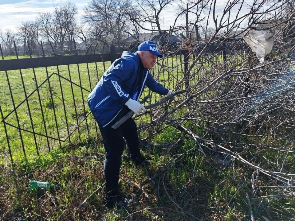 Депутатский корпус завершил очистку пришкольной территории Депутатский корпус завершил очистку пришкольной территории