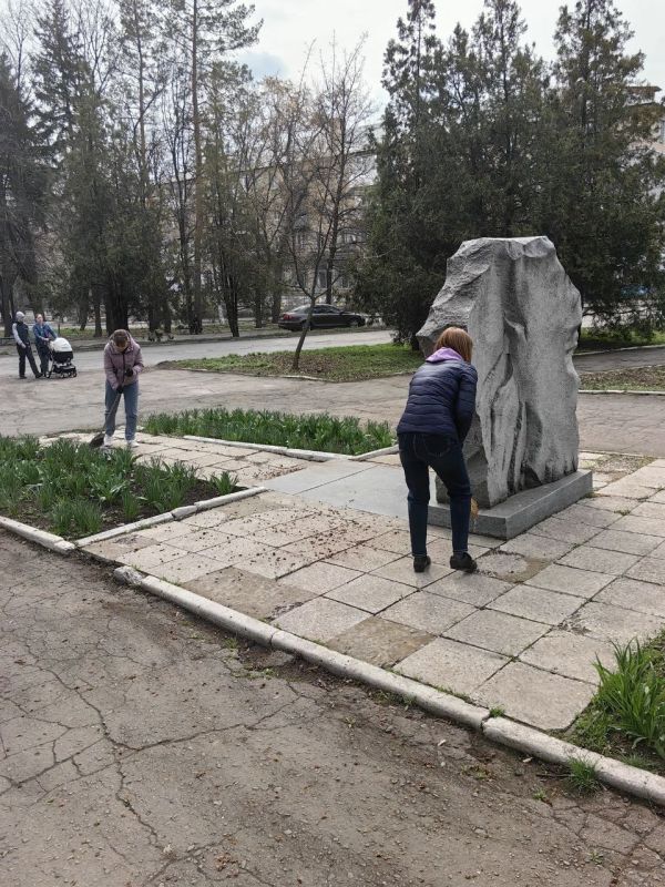 В г.о. Торез состоялся общегородской субботник В г.о. Торез состоялся общегородской субботник
