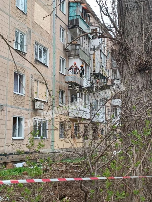 Специалисты аварийной службы шеф-региона г. Москва совместно с работниками Единого регионального фонда по управлению МКД выполняют работы по закрытию теплового контура в многоквартирных домах, пострадавших в следствии... Специалисты аварийной службы шеф-региона г. Москва совместно с работниками Единого регионального фонда по управлению МКД выполняют работы по закрытию теплового контура в многоквартирных домах, пострадавших в следствии...