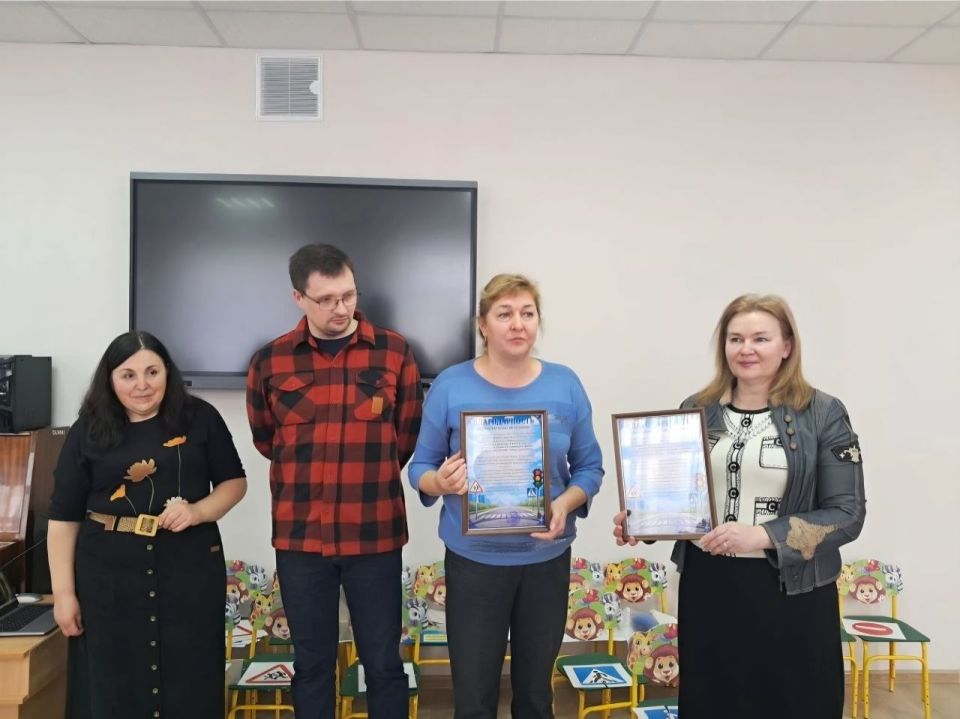 Детям в Шахтерске рассказали о правилах дорожного движения Детям в Шахтерске рассказали о правилах дорожного движения