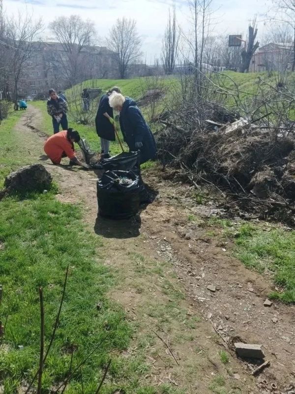 В г.о. Торез состоялся общегородской субботник В г.о. Торез состоялся общегородской субботник