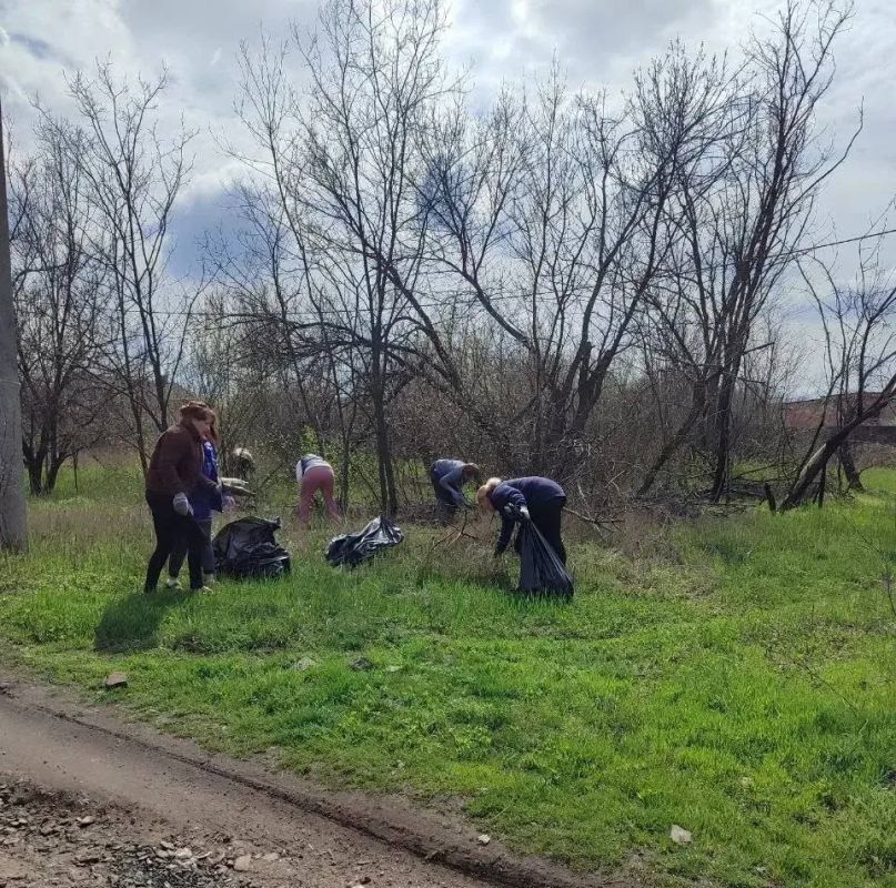 Сегодня, 04 апреля, в рамкам проекта Единой России «Городская среда» сотрудники Моспинского территориального управления администрации городского округа Донецк очистили от листвы и случайного мусора общественную территорию от... Сегодня, 04 апреля, в рамкам проекта Единой России «Городская среда» сотрудники Моспинского территориального управления администрации городского округа Донецк очистили от листвы и случайного мусора общественную территорию от...