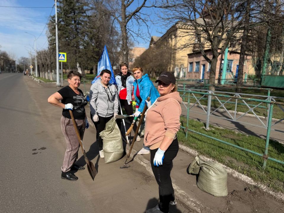 В Снежном состоялся первый общегородской субботник В Снежном состоялся первый общегородской субботник