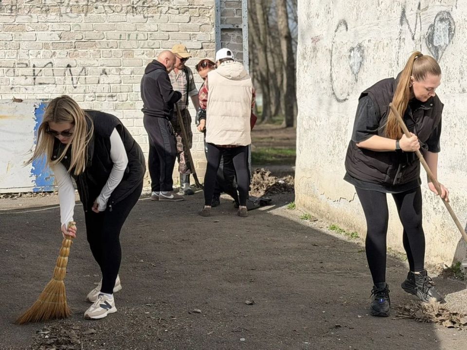 По поручению Главы ДНР Дениса Пушилина по всей Республике проходит двухмесячник (субботников) по благоустройству территорий в рамках акции «Зеленый Донбасс» По поручению Главы ДНР Дениса Пушилина по всей Республике проходит двухмесячник (субботников) по благоустройству территорий в рамках акции «Зеленый Донбасс»