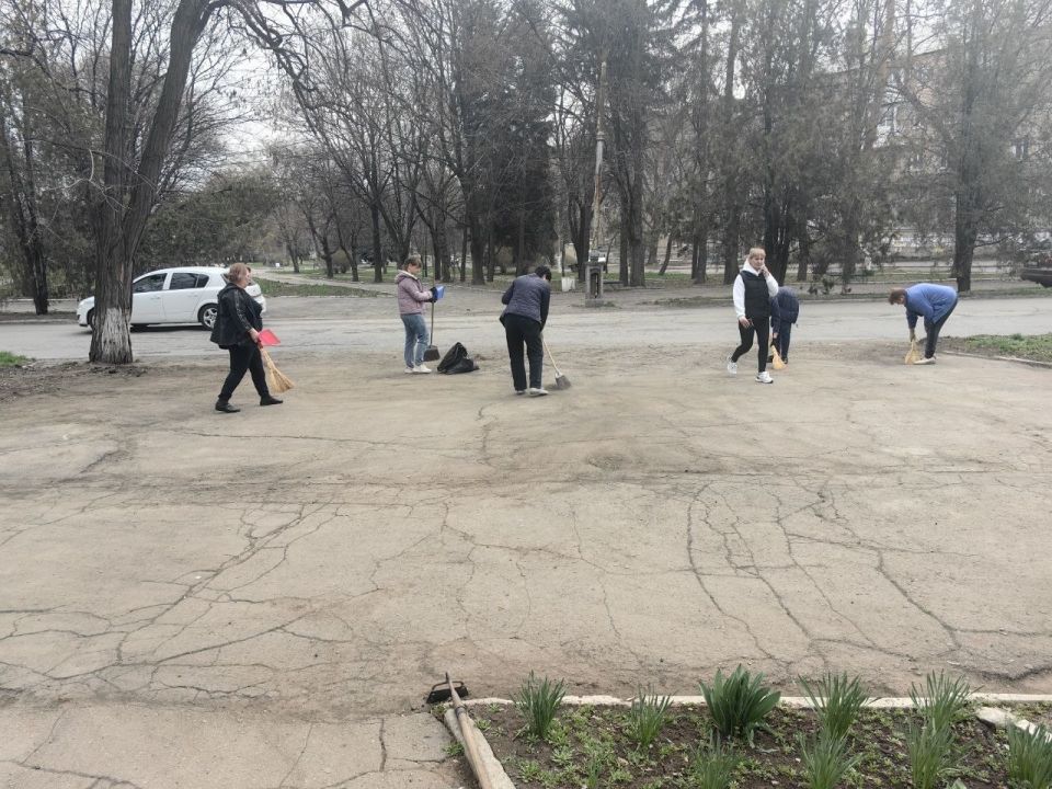 В г.о. Торез состоялся общегородской субботник В г.о. Торез состоялся общегородской субботник
