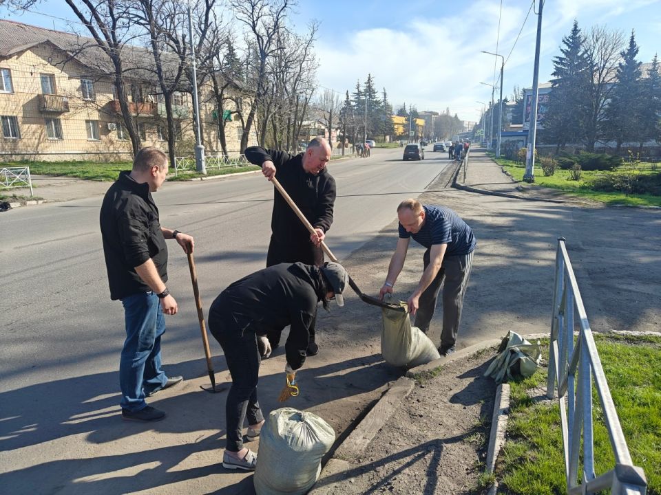 В Снежном состоялся первый общегородской субботник В Снежном состоялся первый общегородской субботник