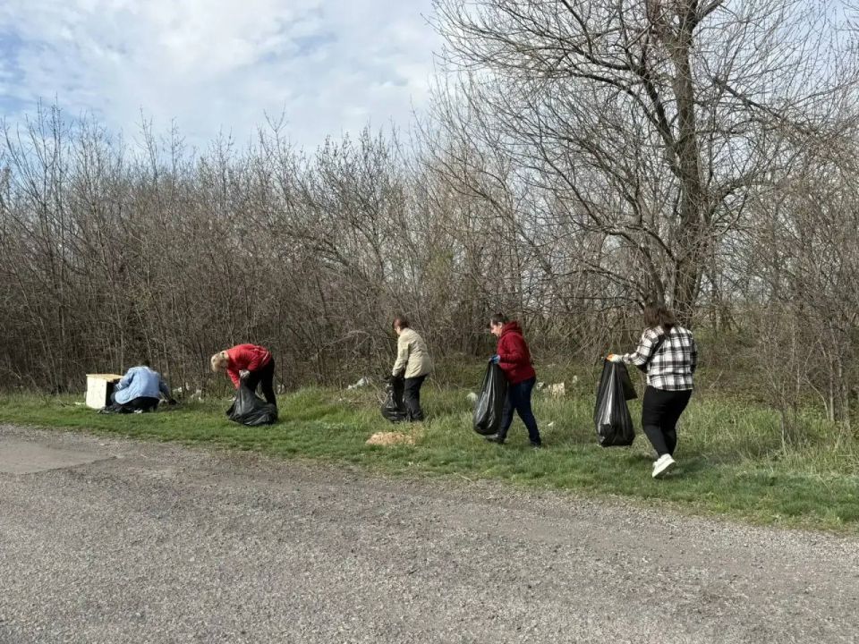Сегодня, 04 апреля, в рамкам проекта Единой России «Городская среда» сотрудники Моспинского территориального управления администрации городского округа Донецк очистили от листвы и случайного мусора общественную территорию от... Сегодня, 04 апреля, в рамкам проекта Единой России «Городская среда» сотрудники Моспинского территориального управления администрации городского округа Донецк очистили от листвы и случайного мусора общественную территорию от...