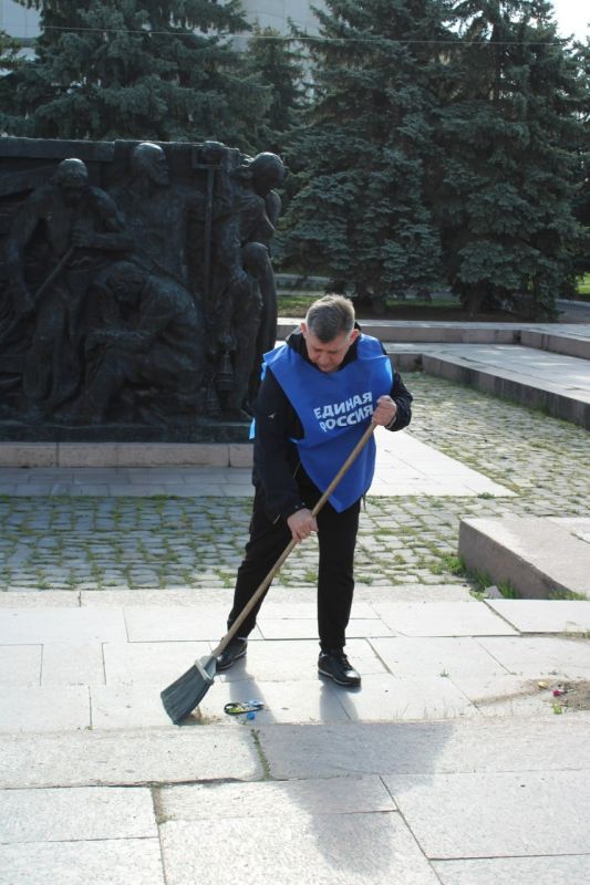 Роман Конев: 4 апреля 2026 года я вместе с депутатами и сотрудниками Аппарата Горловского городского совета ДНР принял участие во втором весеннем субботнике Роман Конев: 4 апреля 2026 года я вместе с депутатами и сотрудниками Аппарата Горловского городского совета ДНР принял участие во втором весеннем субботнике