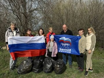 Сегодня, 04 апреля, в рамкам проекта Единой России «Городская среда» сотрудники Моспинского территориального управления администрации городского округа Донецк очистили от листвы и случайного мусора общественную территорию от...