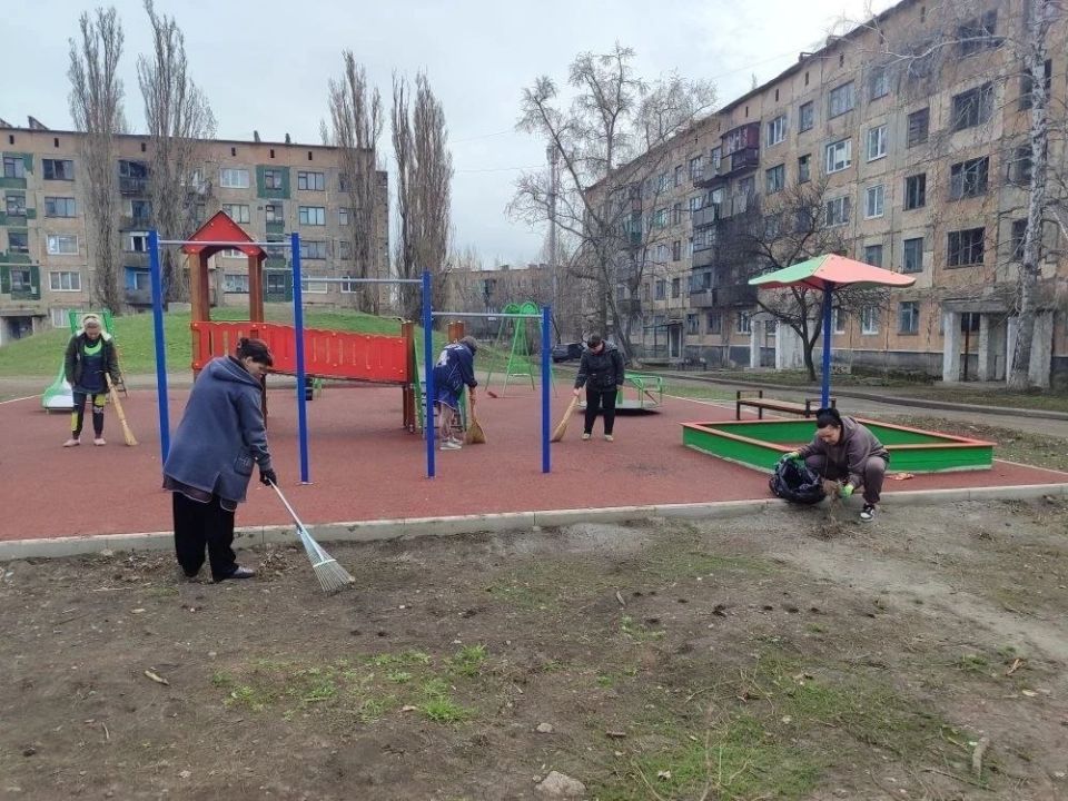 В г.о. Торез состоялся общегородской субботник В г.о. Торез состоялся общегородской субботник