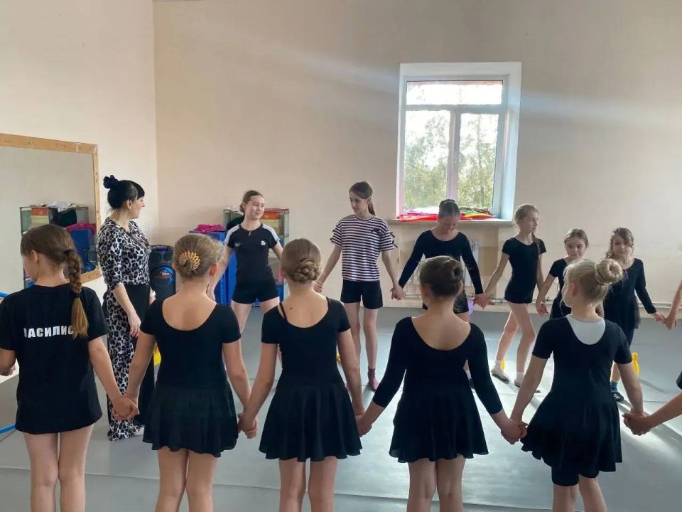 Сегодня, 4 апреля, во Дворце культуры города Зугрэса прошла игровая развлекательная программа «Неразлучные друзья - спорт, мой друг и я» Сегодня, 4 апреля, во Дворце культуры города Зугрэса прошла игровая развлекательная программа «Неразлучные друзья - спорт, мой друг и я»