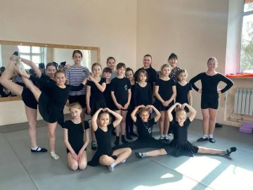 Сегодня, 4 апреля, во Дворце культуры города Зугрэса прошла игровая развлекательная программа «Неразлучные друзья - спорт, мой друг и я»