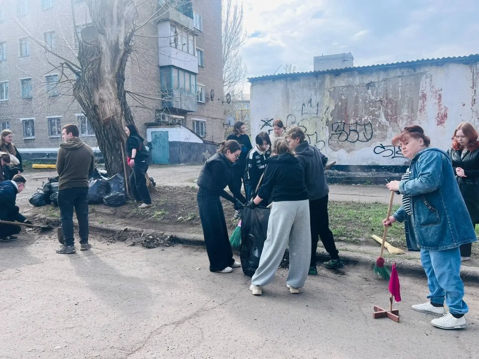 4 апреля в Центрально-Городском районе Макеевки состоялся городской субботник, организованный в рамках акции «Зелёный Донбасс» 4 апреля в Центрально-Городском районе Макеевки состоялся городской субботник, организованный в рамках акции «Зелёный Донбасс»