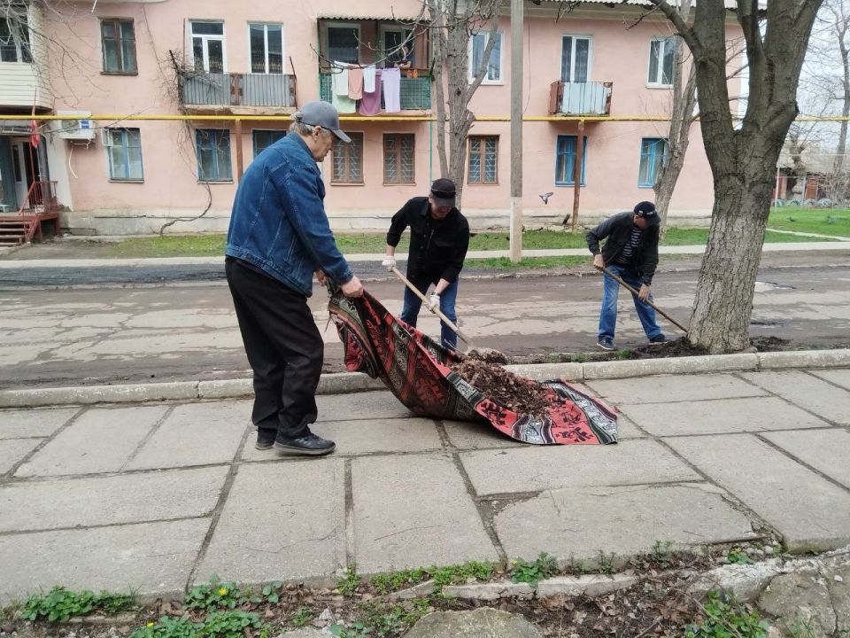 03 апреля сотрудники Мироновского поселкового Дворца культуры провели субботник на прилегающей к учреждению территории 03 апреля сотрудники Мироновского поселкового Дворца культуры провели субботник на прилегающей к учреждению территории
