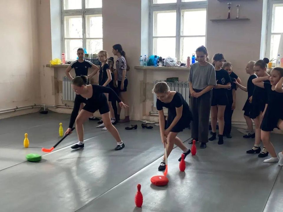 Сегодня, 4 апреля, во Дворце культуры города Зугрэса прошла игровая развлекательная программа «Неразлучные друзья - спорт, мой друг и я» Сегодня, 4 апреля, во Дворце культуры города Зугрэса прошла игровая развлекательная программа «Неразлучные друзья - спорт, мой друг и я»