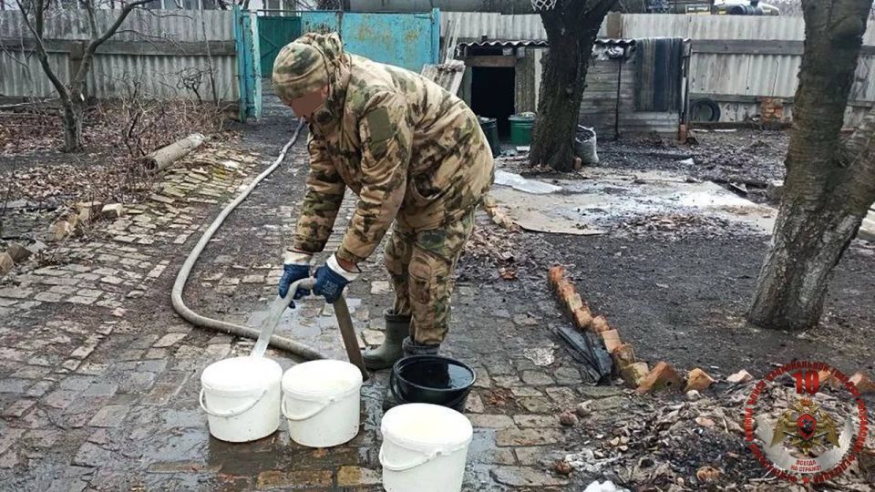 В освобождённых районах Донецкой Народной Республики росгвардейцы, выполняющие служебно-боевые задачи в зоне специальной военной операции, регулярно оказывают помощь местным жителям В освобождённых районах Донецкой Народной Республики росгвардейцы, выполняющие служебно-боевые задачи в зоне специальной военной операции, регулярно оказывают помощь местным жителям