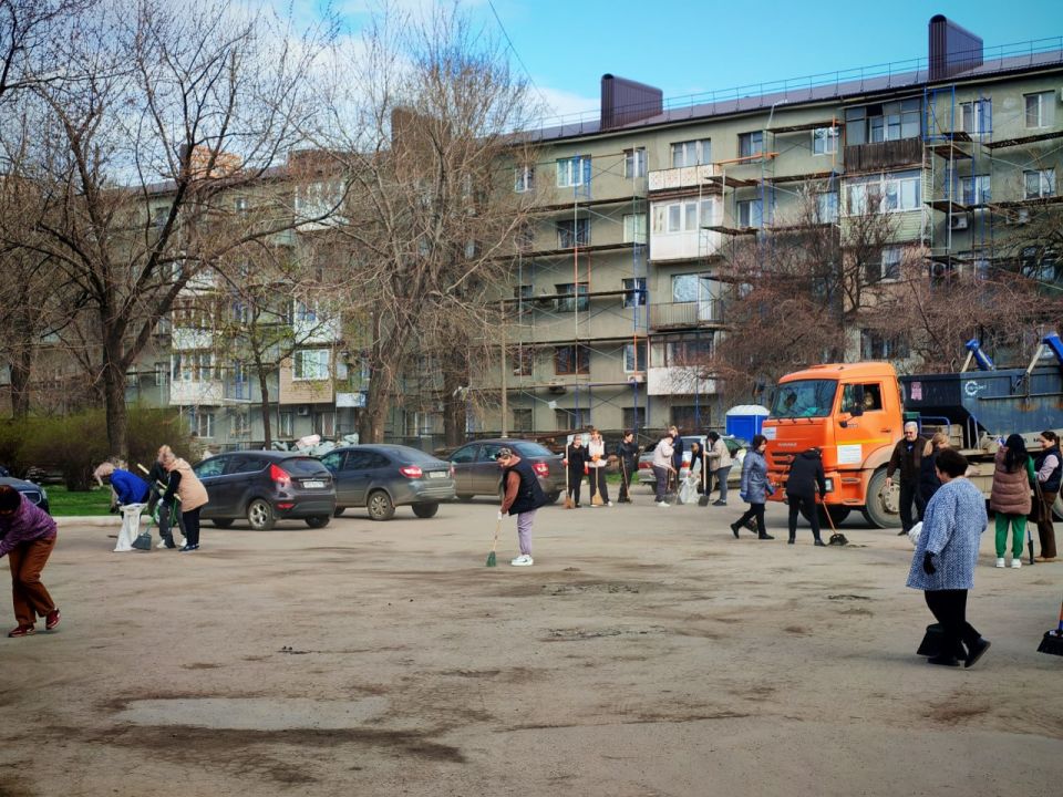 Игорь Мартынов: Когда город — это команда. 4 апреля в городском округе Енакиево прошёл общегородской субботник в рамках акции «Зелёный Донбасс» Радует, что жители и предприятия округа активно откликнулись и внесли свой вклад... Игорь Мартынов: Когда город — это команда. 4 апреля в городском округе Енакиево прошёл общегородской субботник в рамках акции «Зелёный Донбасс» Радует, что жители и предприятия округа активно откликнулись и внесли свой вклад...