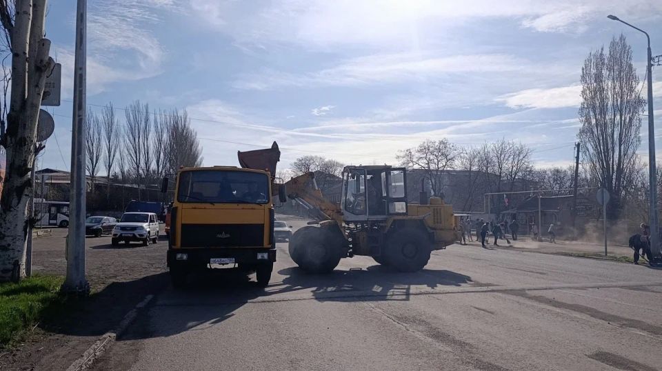 В Снежном состоялся первый общегородской субботник В Снежном состоялся первый общегородской субботник
