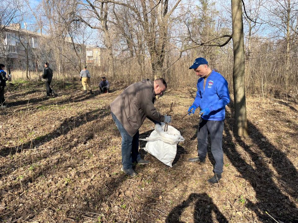 Сегодня, 4 апреля 2026 года, депутаты Горловского городского совета и работники Аппарата Горловского городского совета Донецкой Народной Республики приняли активное участие в весеннем субботнике Сегодня, 4 апреля 2026 года, депутаты Горловского городского совета и работники Аппарата Горловского городского совета Донецкой Народной Республики приняли активное участие в весеннем субботнике