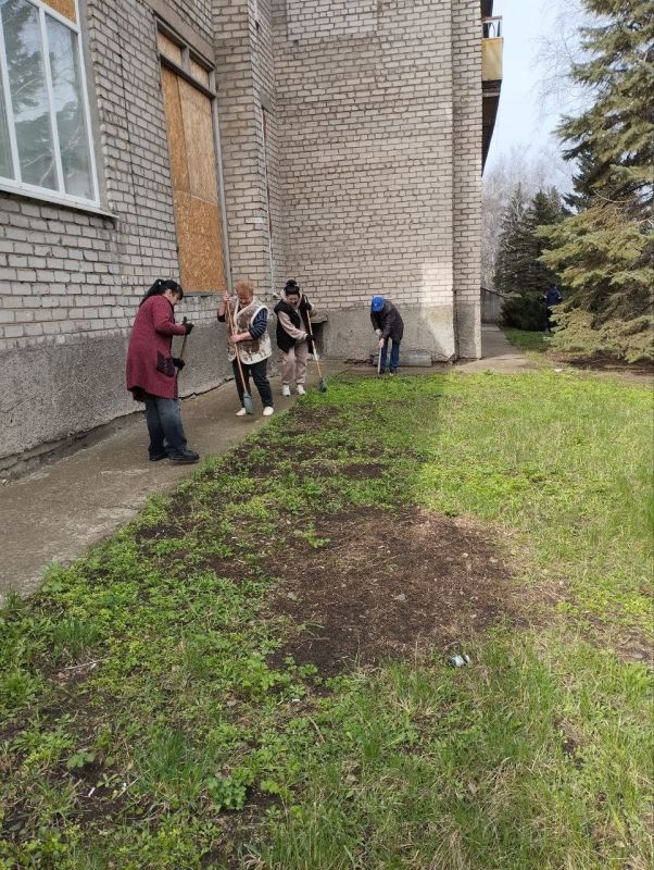 03 апреля сотрудники Мироновского поселкового Дворца культуры провели субботник на прилегающей к учреждению территории 03 апреля сотрудники Мироновского поселкового Дворца культуры провели субботник на прилегающей к учреждению территории