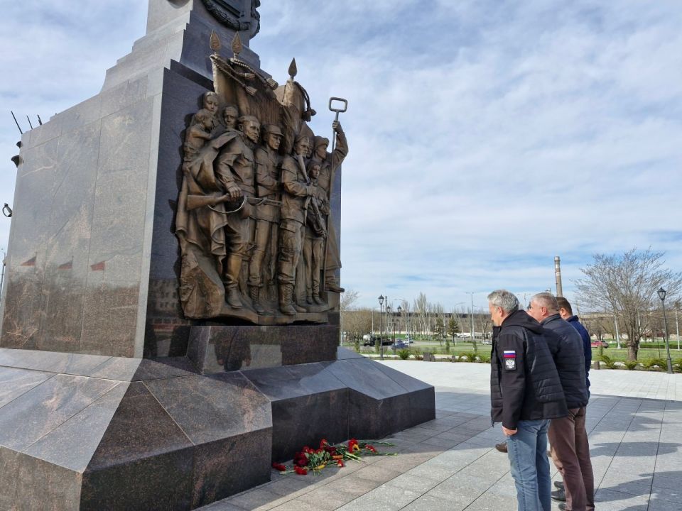 Вице-губернатор Игорь Потапенко завершил свой рабочий визит в Мариуполь под знаком памяти и единства Вице-губернатор Игорь Потапенко завершил свой рабочий визит в Мариуполь под знаком памяти и единства