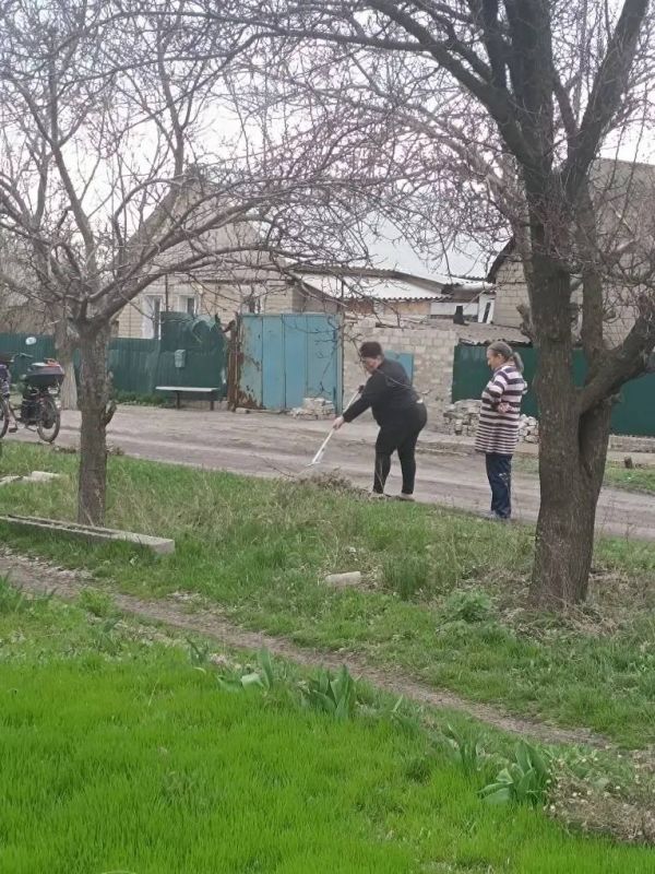 Александр Пеняев: Хорошей традицией стали субботники по уборке территорий ранней весной, и без поддержки жителей выполнить её очень сложно Александр Пеняев: Хорошей традицией стали субботники по уборке территорий ранней весной, и без поддержки жителей выполнить её очень сложно