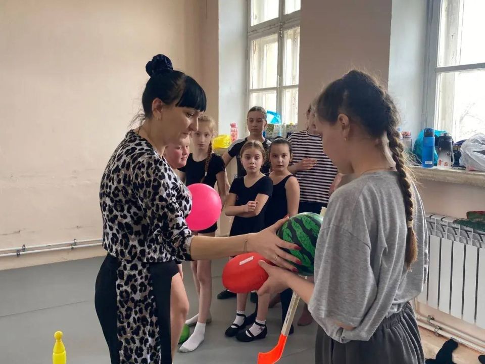 Сегодня, 4 апреля, во Дворце культуры города Зугрэса прошла игровая развлекательная программа «Неразлучные друзья - спорт, мой друг и я» Сегодня, 4 апреля, во Дворце культуры города Зугрэса прошла игровая развлекательная программа «Неразлучные друзья - спорт, мой друг и я»