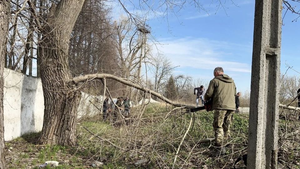По поручению Главы ДНР Дениса Пушилина по всей Республике проходит двухмесячник (субботников) по благоустройству территорий в рамках акции «Зеленый Донбасс» По поручению Главы ДНР Дениса Пушилина по всей Республике проходит двухмесячник (субботников) по благоустройству территорий в рамках акции «Зеленый Донбасс»