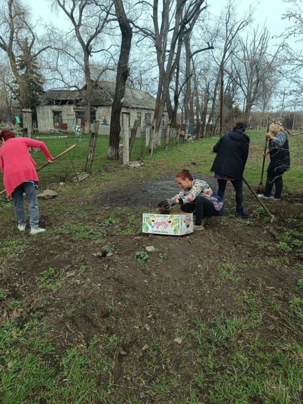 В г.о. Торез состоялся общегородской субботник В г.о. Торез состоялся общегородской субботник