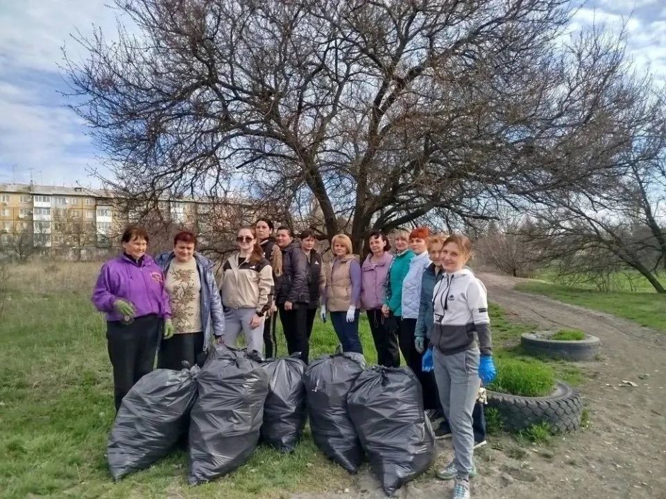 Сегодня, 04 апреля, в рамкам проекта Единой России «Городская среда» сотрудники Моспинского территориального управления администрации городского округа Донецк очистили от листвы и случайного мусора общественную территорию от... Сегодня, 04 апреля, в рамкам проекта Единой России «Городская среда» сотрудники Моспинского территориального управления администрации городского округа Донецк очистили от листвы и случайного мусора общественную территорию от...