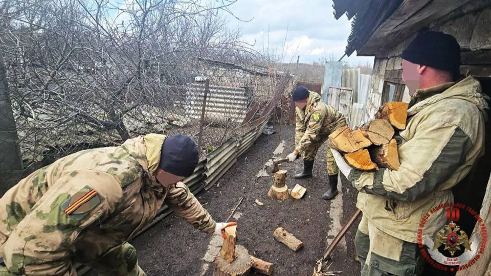 В освобождённых районах Донецкой Народной Республики росгвардейцы, выполняющие служебно-боевые задачи в зоне специальной военной операции, регулярно оказывают помощь местным жителям В освобождённых районах Донецкой Народной Республики росгвардейцы, выполняющие служебно-боевые задачи в зоне специальной военной операции, регулярно оказывают помощь местным жителям