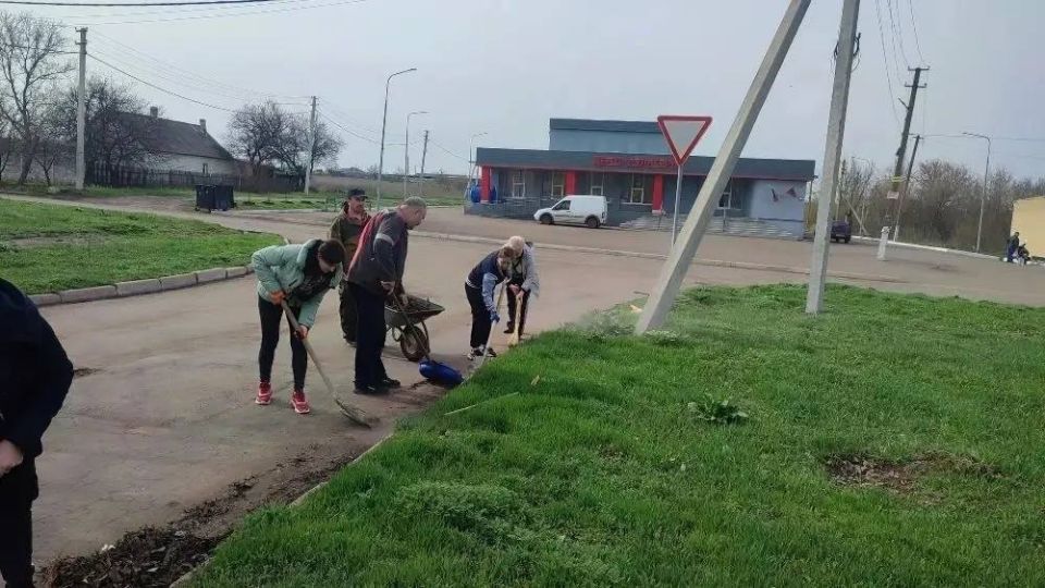 Сегодня, 04 апреля, в рамкам проекта Единой России «Городская среда» сотрудники Моспинского территориального управления администрации городского округа Донецк очистили от листвы и случайного мусора общественную территорию от... Сегодня, 04 апреля, в рамкам проекта Единой России «Городская среда» сотрудники Моспинского территориального управления администрации городского округа Донецк очистили от листвы и случайного мусора общественную территорию от...
