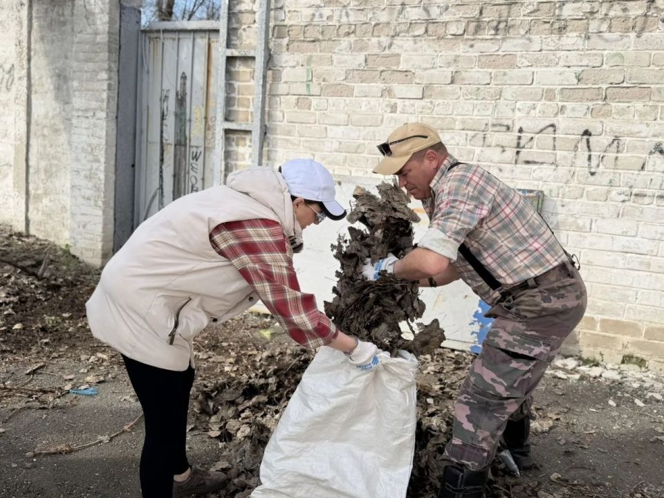 По поручению Главы ДНР Дениса Пушилина по всей Республике проходит двухмесячник (субботников) по благоустройству территорий в рамках акции «Зеленый Донбасс» По поручению Главы ДНР Дениса Пушилина по всей Республике проходит двухмесячник (субботников) по благоустройству территорий в рамках акции «Зеленый Донбасс»