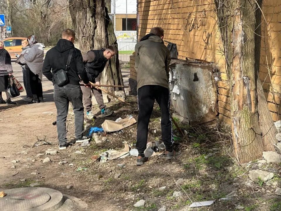 4 апреля в Центрально-Городском районе Макеевки состоялся городской субботник, организованный в рамках акции «Зелёный Донбасс» 4 апреля в Центрально-Городском районе Макеевки состоялся городской субботник, организованный в рамках акции «Зелёный Донбасс»