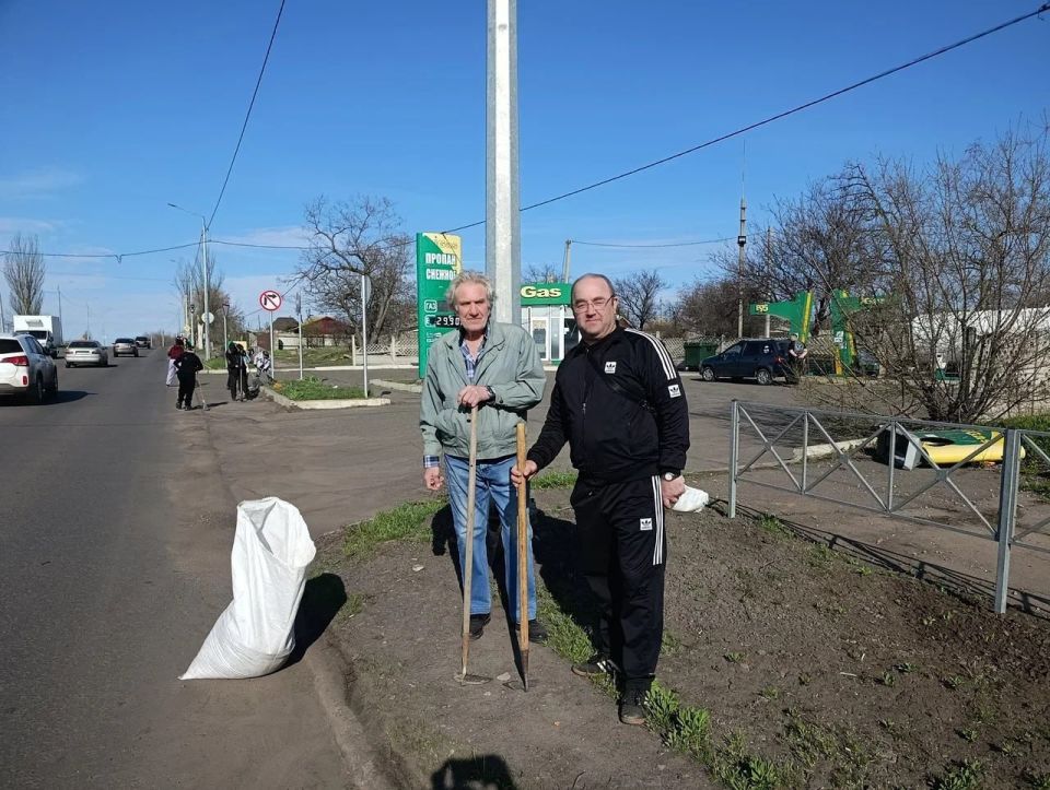 В Снежном состоялся первый общегородской субботник В Снежном состоялся первый общегородской субботник